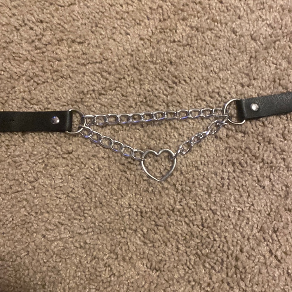 Heart chained choker